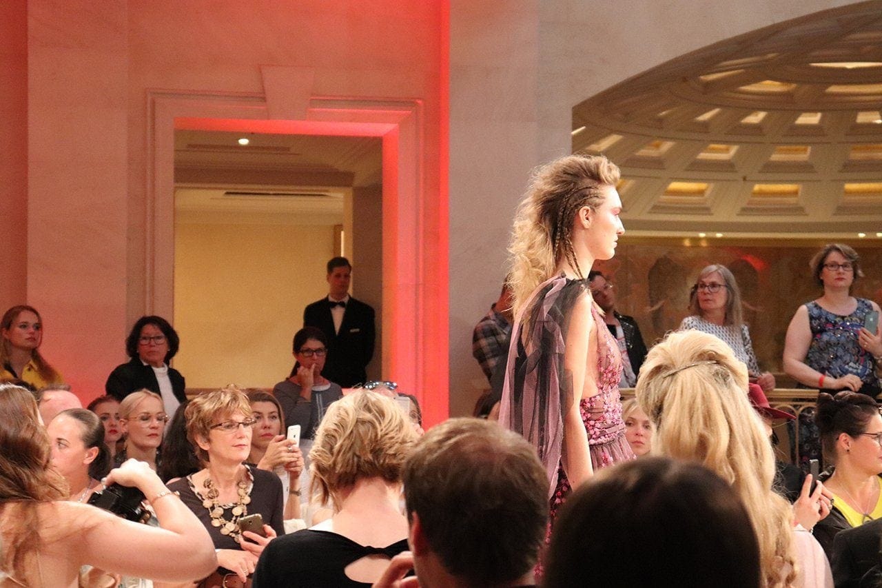 Fashion Week Berlin - Spring / Summer 19 5 My June Fashion Favorite - Jumpsuit mit Print